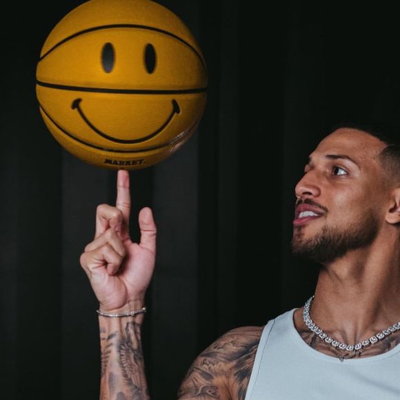 Vinicius é carioca, tem 25 anos de idade, e deu o pontapé inicial em sua carreira no Flamengo.