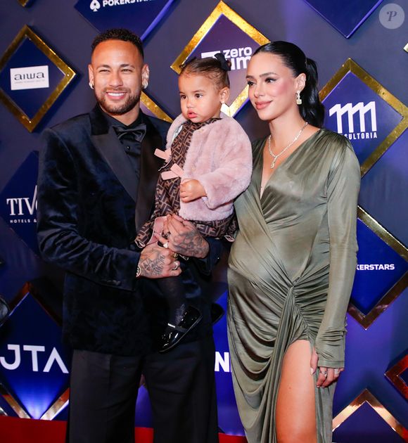 Na noite deste sábado (05), Neymar e Bruna Biancardi publicaram as primeiras fotos de Mel no Instagram