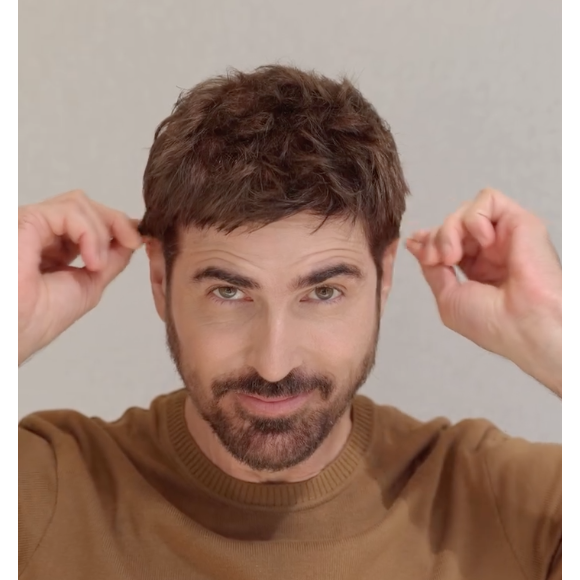 Reynaldo Gianecchini surgiu com o cabelo castanho e bigode e barba baixinhos, 'quebrando' a internet