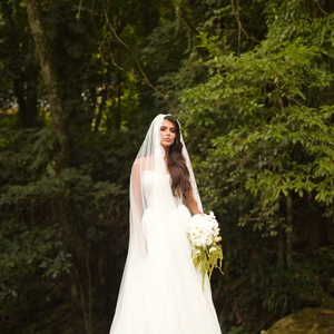 Isabella Arantes dominou a moda com vestido de renda delicada