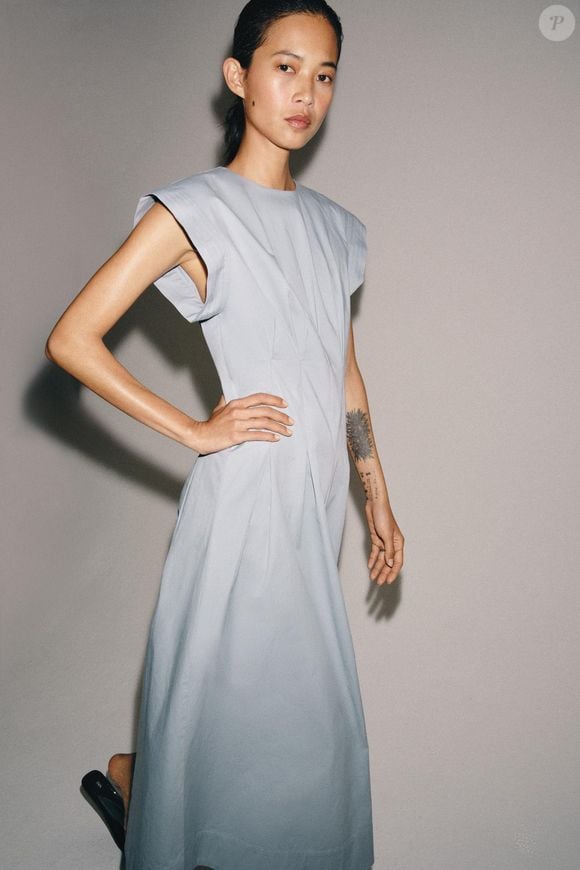 Vestido de popelina da Zara com pregas na cintura é aposta elegante para combinar com tênis branco