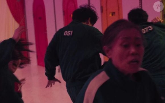 Acontece que o homem no qual ela esbarra é ninguém menos que o jogador 51, que já havia sido morto momentos antes