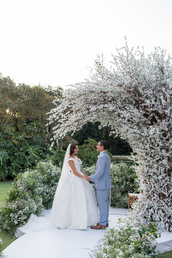 Isis Valverde e Marcus Buaiz realizaram uma cerimônia luxuosa e repleta de celebridades