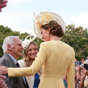 A Princesa Kate Middleton cumprimentou os convidados de forma radiante. Ela apostou em um chapéu com detalhe de flores, e seu cabelo estava arrumado em um coque trabalhado.