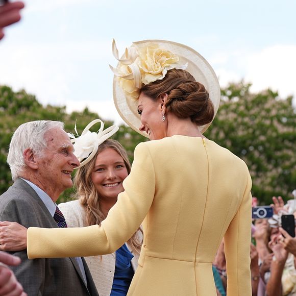 A Princesa Kate Middleton cumprimentou os convidados de forma radiante. Ela apostou em um chapéu com detalhe de flores, e seu cabelo estava arrumado em um coque trabalhado.