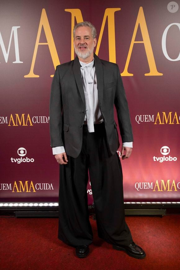 Ademir (Dan Stulbach) – Homem de ética questionável e sem muitos escrúpulos. Pai de Pedro (Chay Suede) e casado com Eudora, conhecida como Dora (Mariana Ximenes).