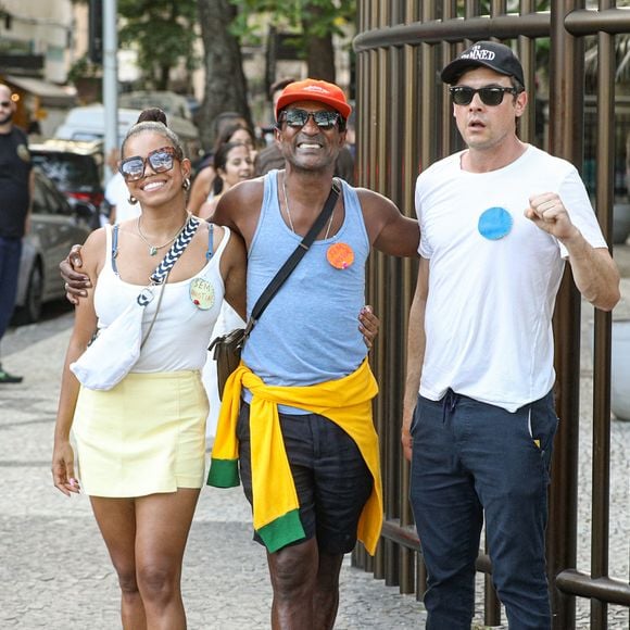 Jeniffer Nascimento, Luís Miranda e Sérgio Guizé na manifestação em Copacabana