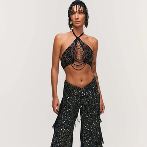 Headpiece, peça que ganhou destaque no Carnaval, combina perfeitamente com a estética boho chic. Para completar o visual, a calça pantalona em chiffon preta surge como aposta elegante: tem babado lateral, cós em formato de V e modelagem ampla, da marca Hisha é uma aposta para o Lollapalooza 2026