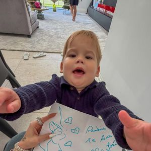 José Leonardo também aparece com um desenho para mãe de 'feliz aniversário'