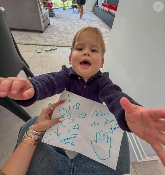 José Leonardo também aparece com um desenho para mãe de 'feliz aniversário'