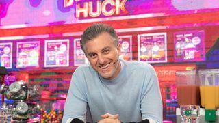 'Já é milionário': com fortuna estimada em 1 bilhão, Luciano Huck narra comercial de casa de aposta na estreia de 'Vale Tudo' e revolta web