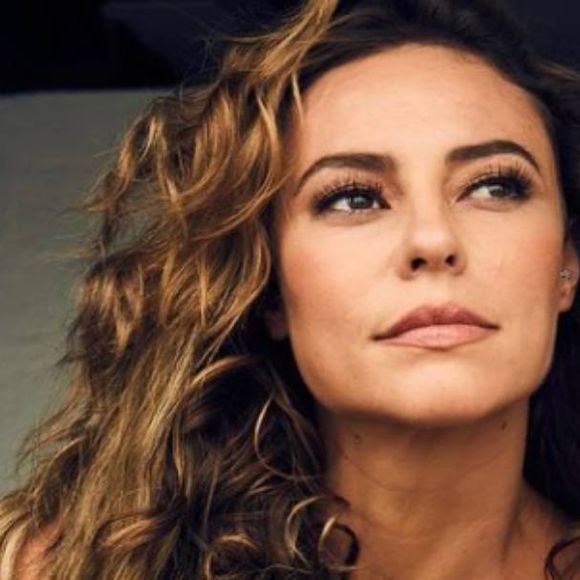 Paolla Oliveira se desprendeu dos padrões e hoje usa cabelo ondulado natural