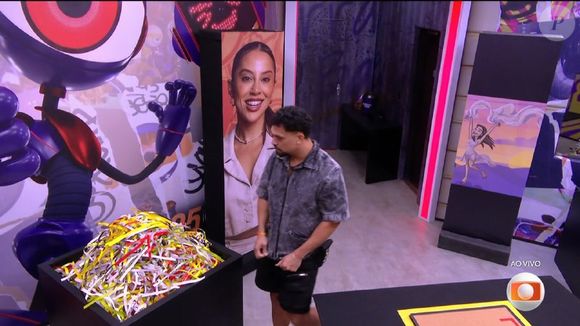 Vinícius precisa achar as 33 fitas entre 250 mil papéis cortados