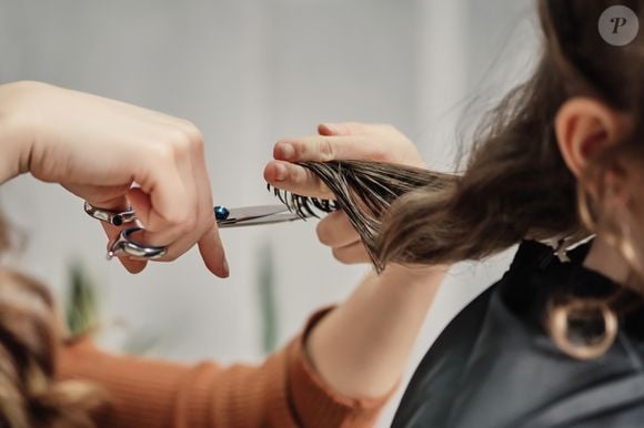 Para quem tem mais de 50 anos, o corte chanel em camadas transforma completamente o visual e tira anos do seu rosto de uma só vez.