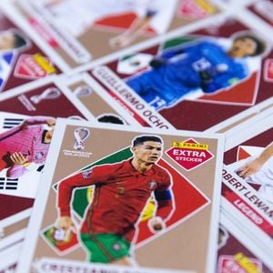 Figurinha convencional de Cristiano Ronaldo chega a ser vendida por R$ 10 e R$ 20 no mercado paralelo. No entanto, as edições mais raras chegam a ter valores ainda mais elevados