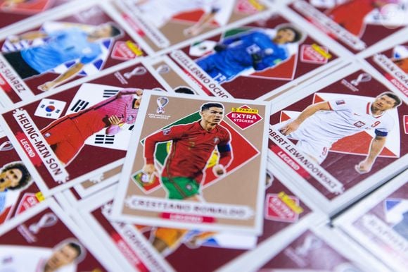 Figurinha convencional de Cristiano Ronaldo chega a ser vendida por R$ 10 e R$ 20 no mercado paralelo. No entanto, as edições mais raras chegam a ter valores ainda mais elevados