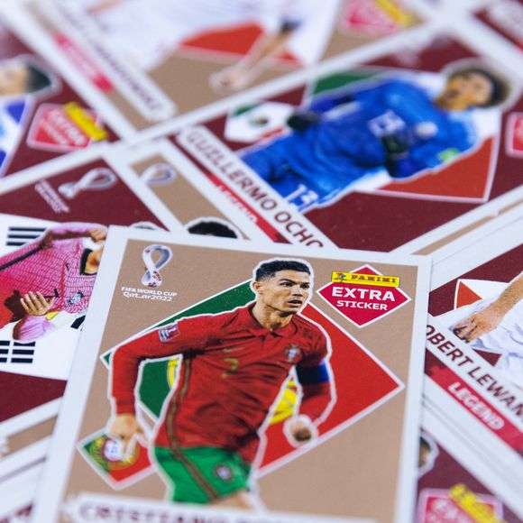 Figurinha convencional de Cristiano Ronaldo chega a ser vendida por R$ 10 e R$ 20 no mercado paralelo. No entanto, as edições mais raras chegam a ter valores ainda mais elevados