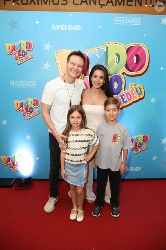 Michel Teló, Thais Fersoza e os filhos, Melinda e Teodoro, foram ao lançamento de 'Dindo Léo Pra Dedéu' em cinema do Rio