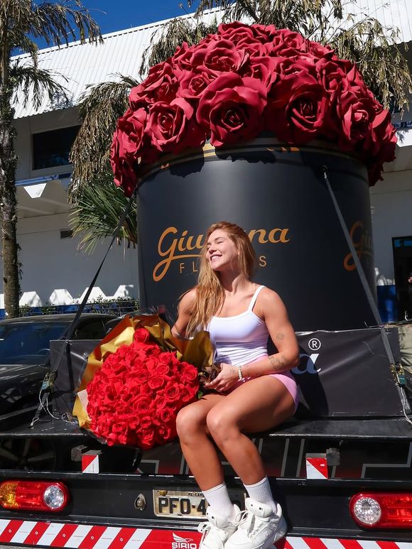 Recentemente, Virgínia Fonseca recebeu um caminhão de flores no SBT