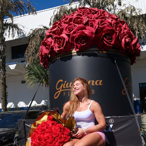 Recentemente, Virgínia Fonseca recebeu um caminhão de flores no SBT