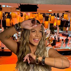 Aos 48 anos, Carla Perez mantém rotina de exercícios e aposta no equilíbrio como chave para a boa forma