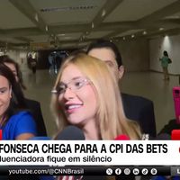 CPI das Bets: de óculos e foto da filha na roupa, Virginia chega sorridente e reação agita web. 'Quer holofotes'