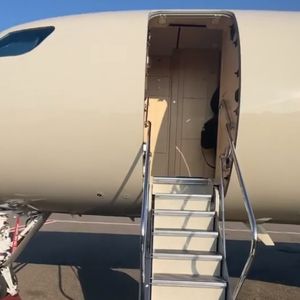 Exterior clean do 'Kim Air' reflete o estilo minimalista adotado por Kim Kardashian em suas propriedades