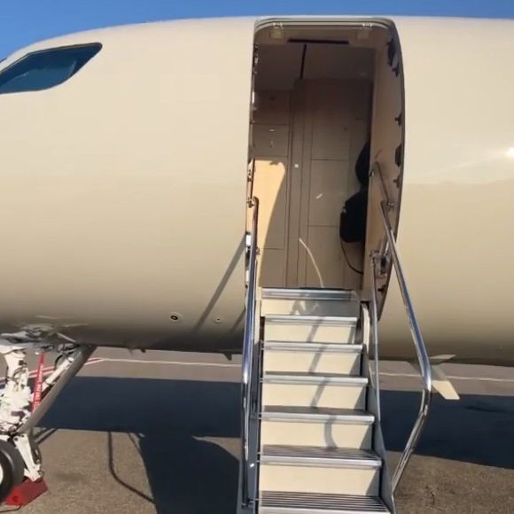 Exterior clean do 'Kim Air' reflete o estilo minimalista adotado por Kim Kardashian em suas propriedades