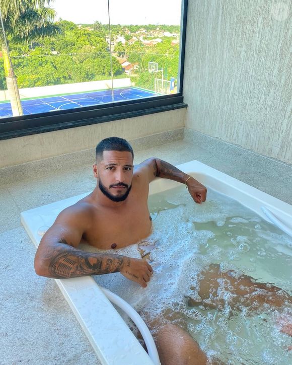 Finalista do reality musical da TV Globo vira assunto após registros provocativo na banheira