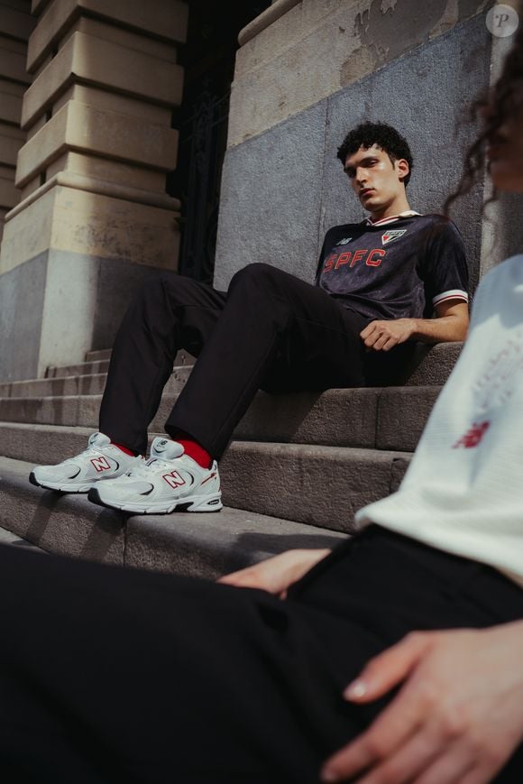 O New Balance 530 SPFC já está disponível no e-commerce oficial da marca e na SAO Store