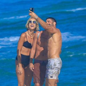 Cauã Reymond parou para atender fãs durante manhã na praia