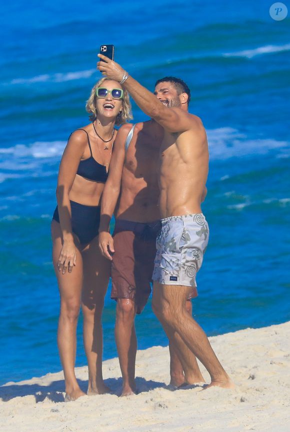 Cauã Reymond parou para atender fãs durante manhã na praia