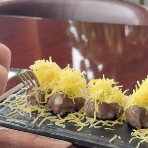 No local, Karoline Lima comeu um sushi de carne avaliado em cerca de R$ 160 a peça