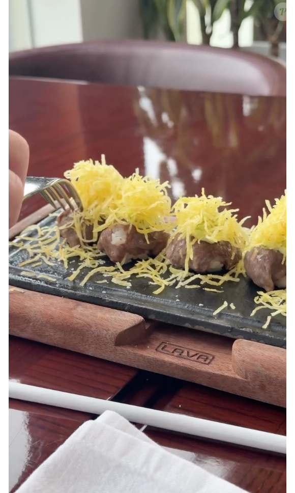 No local, Karoline Lima comeu um sushi de carne avaliado em cerca de R$ 160 a peça