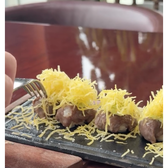 No local, Karoline Lima comeu um sushi de carne avaliado em cerca de R$ 160 a peça