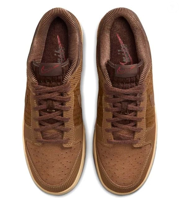 O Nike Dunk Low Retro possui a clássica silhueta da marca, com detalhes que dão um toque de personalidade ao calçado
