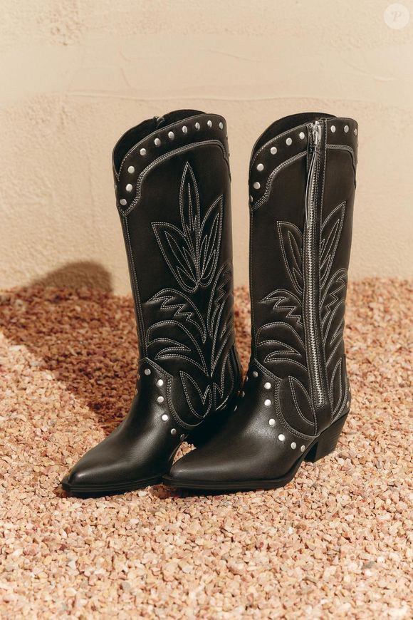 Para finalizar o look com personalidade, a aposta é a Bota Cowboy com Tachas