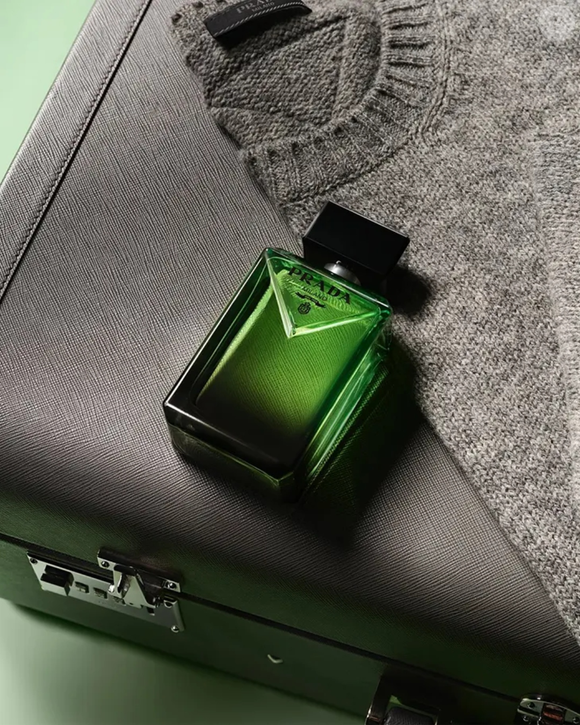 O frasco do Prada Paradigme chama atenção logo de cara com seu degradê em preto e verde, acabamento inspirado no couro Saffiano e o icônico triângulo inclinado da maison italiana