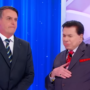 'Estamos começando a nos entender', respondeu Jair Bolsonaro após Silvio Santos comentar como reagiria diante de uma possível ameaça dentro de casa. A declaração ocorreu depois de o apresentador demonstrar preocupação com a flexibilização do acesso às armas de fogo no Brasil, durante entrevista exibida pelo SBT em 2019