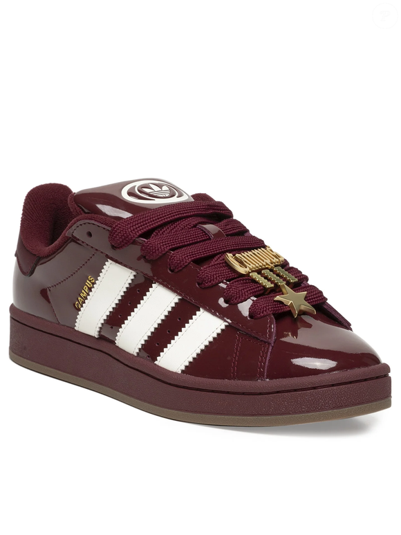Vestidos brancos, peças pretas e jeans ganham um toque de sofisticação com o Campus 00s Vermelho, destaque da Adidas Originals