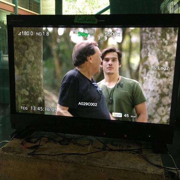 Nicolas Prattes lamentou a morte de Dennis Carvalho, ator e diretor de novelas da Globo: 'Mudou minha vida'