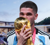 Nem Messi, nem Maradona: jogador argentino convocado para a Copa 2026 e noivo de ex-atriz da Disney ostenta mansão em terreno de 2.660 m² com cinema, jacuzzi, sala de festas e piscina infinita, avaliada em R$ 35 milhões