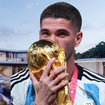 Nem Messi, nem Maradona: jogador argentino convocado para a Copa 2026 e noivo de ex-atriz da Disney ostenta mansão em terreno de 2.660 m² com cinema, jacuzzi, sala de festas e piscina infinita, avaliada em R$ 35 milhões