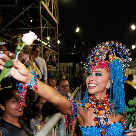 Sabrina Sato interagiu com o público em ensaio da Gaviões da Fiel