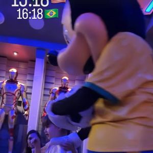 Virgínia contratou personagens vivos para recepcionar os filhos