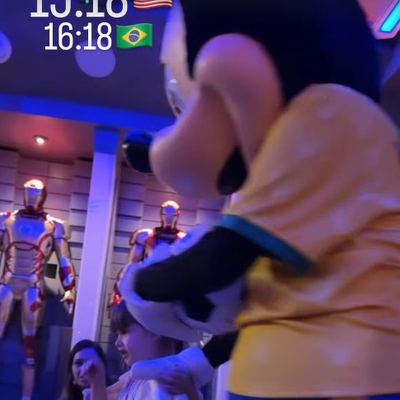 Virgínia contratou personagens vivos para recepcionar os filhos