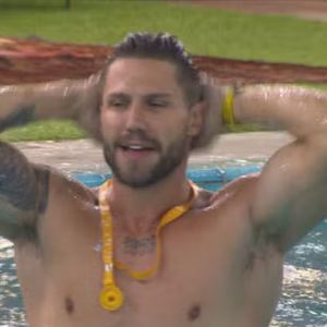 Depois da vitória, Jonas curtiu a piscina e comemorou muito a liderança