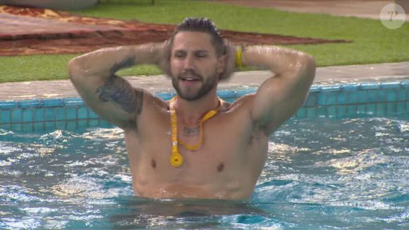 Depois da vitória, Jonas curtiu a piscina e comemorou muito a liderança