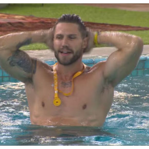 Depois da vitória, Jonas curtiu a piscina e comemorou muito a liderança