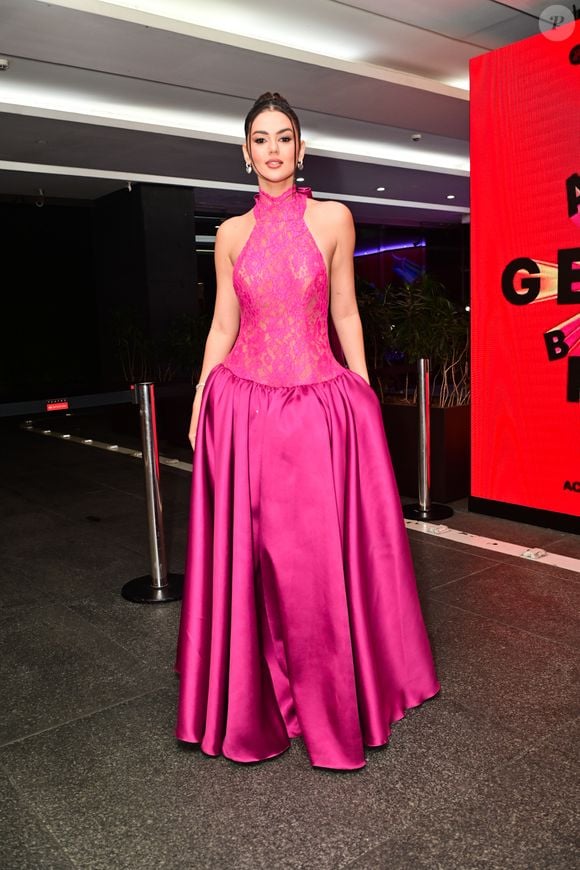 O rosa foi a cor escolhida por Eslovênia Marques para seu vestido de festa para o mesmo prêmio